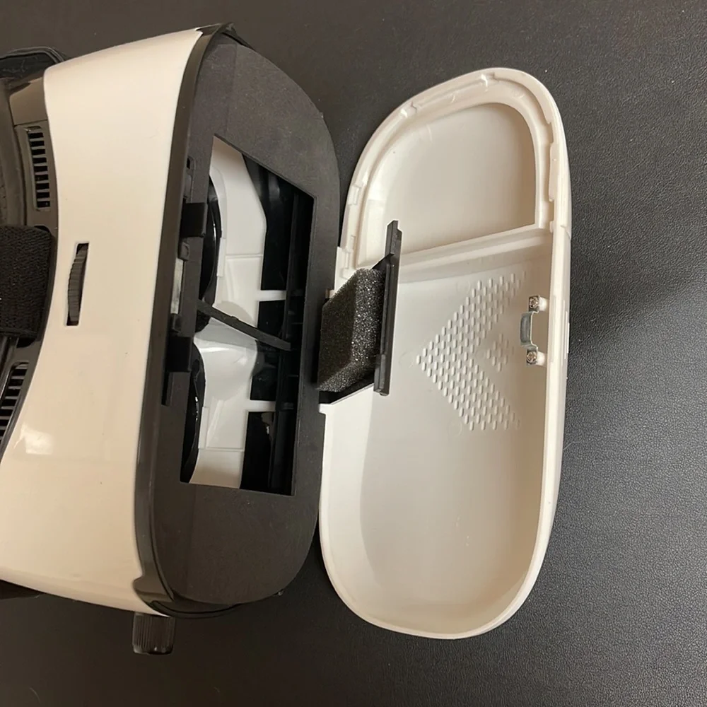 Virtual Reality Glasses with remote